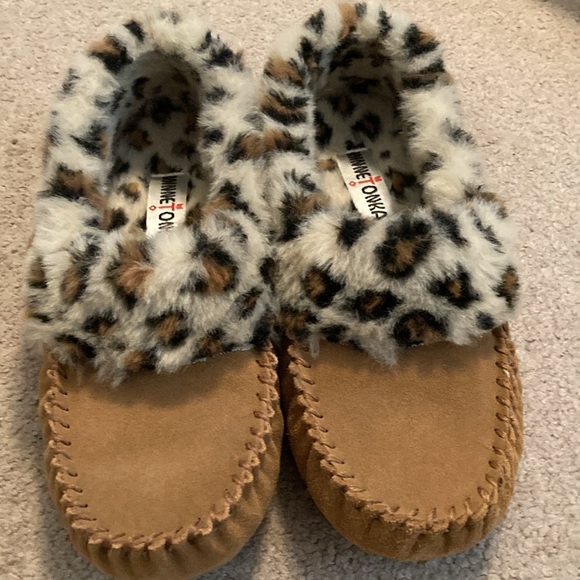 NEW. Minnetonka Slippers Size 9 - Picture 6 of 6